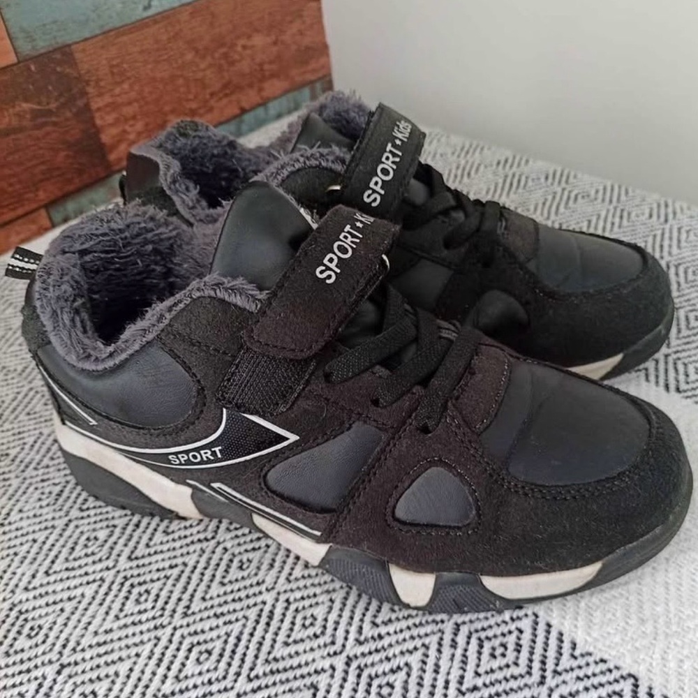 Lined sports shoes